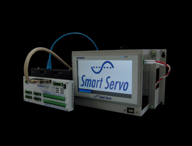 多機能・多軸をターゲットに開発された極めてコンパクトな高性能コントローラです。
メインのコントローラSS-mainとバス接続で合体するSS-dispはリナックスOSをベースとしたタッチスクリーン型パネルPCです。
このPCはNC-navi機能を持っており、PC機能を利用して現場のコントローラに別途PCを用意しなくても、現場で直接SS-dispにLANケーブルを繋げば、ナスコ・サービス・センターから直接SS-disp+SS-mainにアクセス可能です。
これにより本格的リモートメンテナンスが実現されます。センターの保守用モニター画面に現場で稼動している装置の中身が見えています。